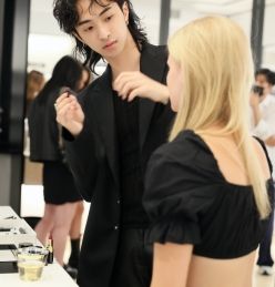 艺术家庾恩利联动香奈儿纽约线下店,多元合作创新时代潮流